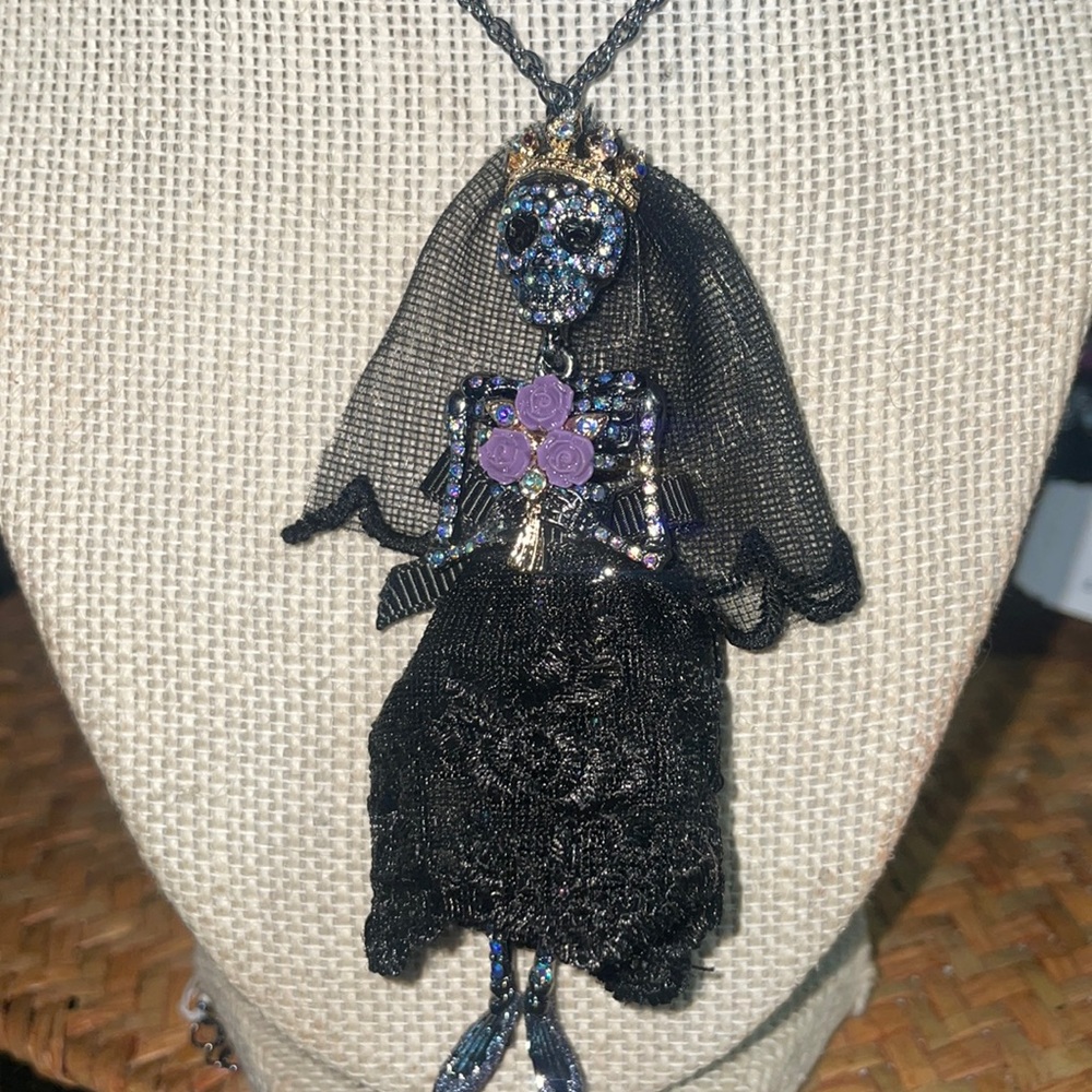 - Betsey Johnson Long Witch Skeleton Necklace with Purple Stones🎃🎃🎃🎃